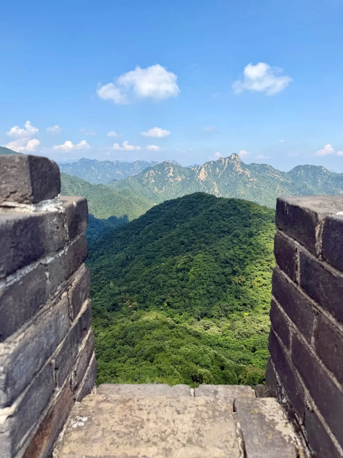 La Grande Muraille et ses montagnes, vues entre deux créneaux.